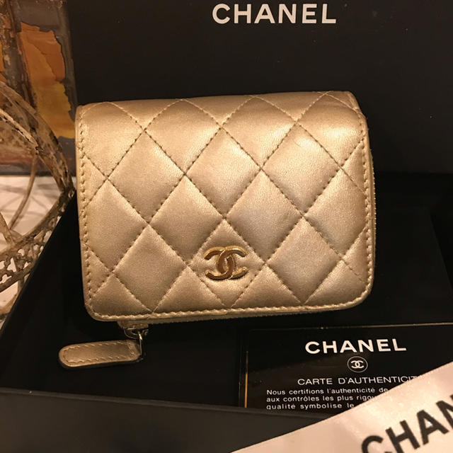 CHANEL(シャネル)の正規品 シャネル マトラッセ 折財布 ゴールド レディースのファッション小物(財布)の商品写真