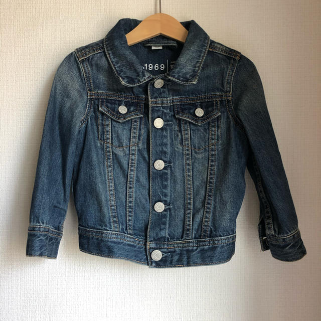 GAP(ギャップ)のベビー 90  新品未使用 デニムジャケット キッズ/ベビー/マタニティのキッズ服女の子用(90cm~)(ジャケット/上着)の商品写真