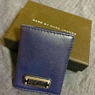 マークバイマークジェイコブス(MARC BY MARC JACOBS)のNEW Q_TRAIN PASS CASE(名刺入れ/定期入れ)