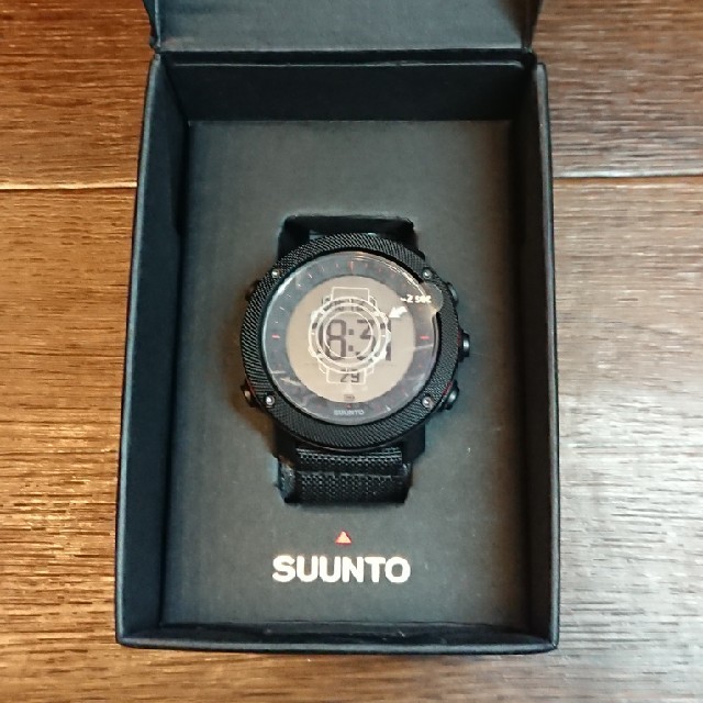 SUUNTO(スント)の【美品】【保証あり】スント トラバース アルファ ブラックレッド メンズの時計(腕時計(デジタル))の商品写真