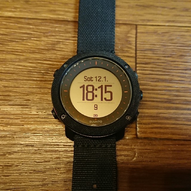 SUUNTO(スント)の【美品】【保証あり】スント トラバース アルファ ブラックレッド メンズの時計(腕時計(デジタル))の商品写真