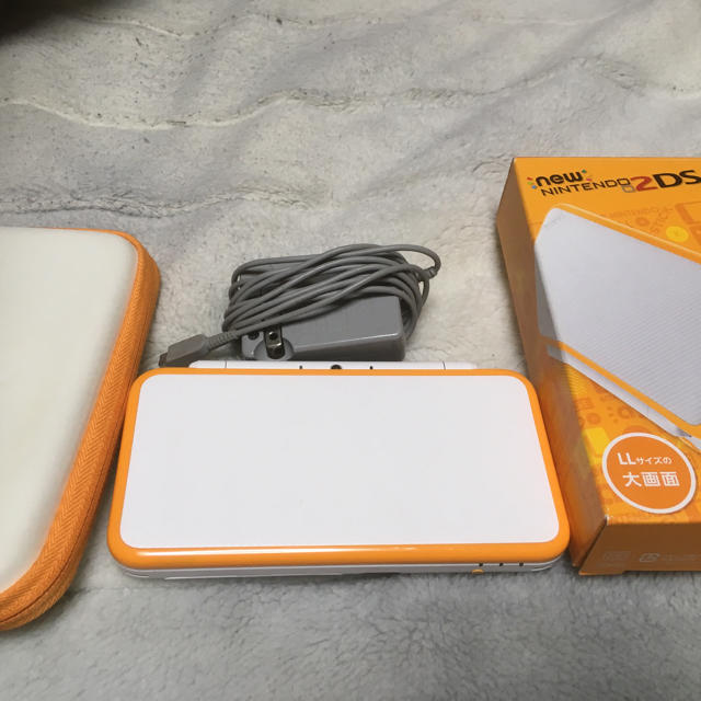ニンテンドー2DS(ニンテンドー2DS)の2DS LL オレンジ×ホワイト エンタメ/ホビーのゲームソフト/ゲーム機本体(携帯用ゲーム機本体)の商品写真