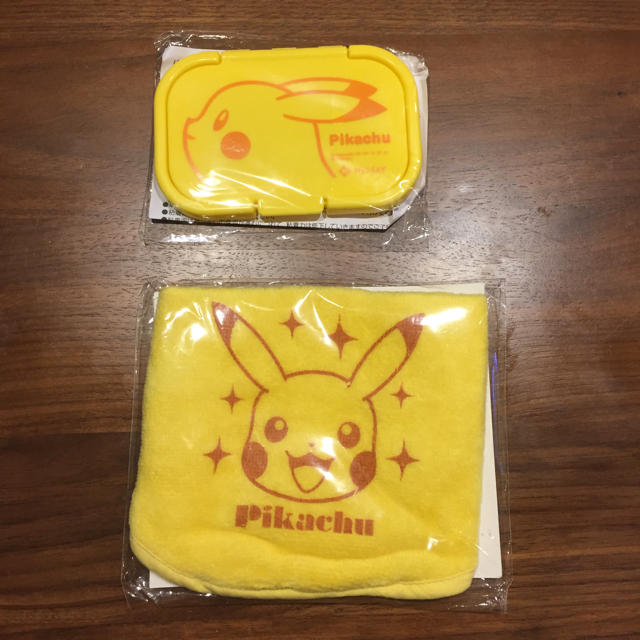 ポケモン(ポケモン)の新品未使用 ポケモン ピカチュウ お尻拭き蓋とスタイ キッズ/ベビー/マタニティのおむつ/トイレ用品(ベビーおしりふき)の商品写真