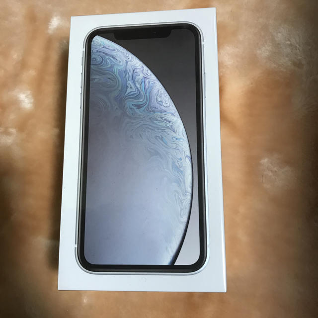 iPhone(アイフォーン)のSIMフリー iPhone XR 64GB 白 au 一括購入 新品 未開封 スマホ/家電/カメラのスマートフォン/携帯電話(スマートフォン本体)の商品写真