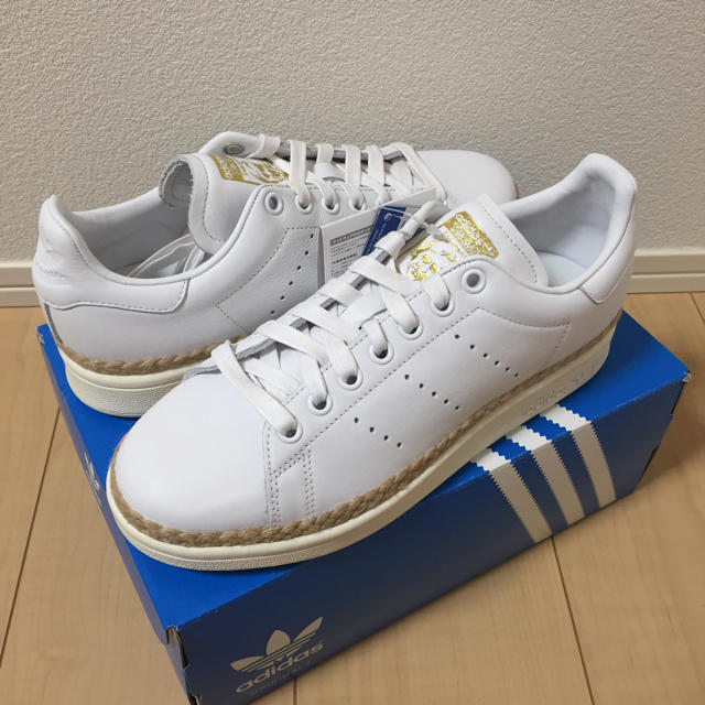 adidas(アディダス)のadidas スタンスミス 金ロゴ 新品 23.5cm レディースの靴/シューズ(スニーカー)の商品写真