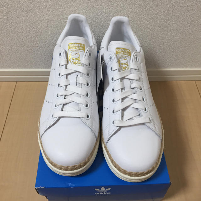 adidas(アディダス)のadidas スタンスミス 金ロゴ 新品 23.5cm レディースの靴/シューズ(スニーカー)の商品写真