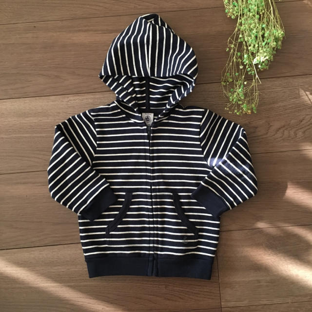 PETIT BATEAU(プチバトー)の美品petit bateau☆80相当☆定番ボーダーパーカー キッズ/ベビー/マタニティのベビー服(~85cm)(トレーナー)の商品写真