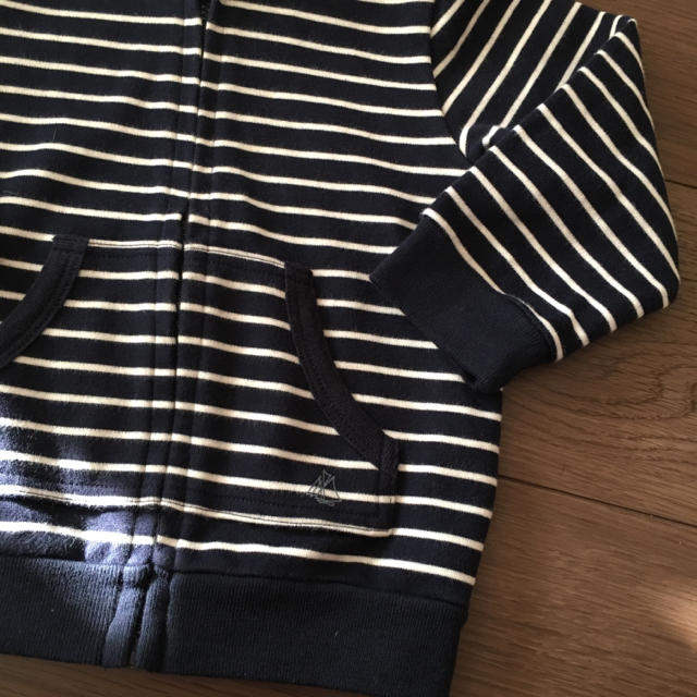 PETIT BATEAU(プチバトー)の美品petit bateau☆80相当☆定番ボーダーパーカー キッズ/ベビー/マタニティのベビー服(~85cm)(トレーナー)の商品写真