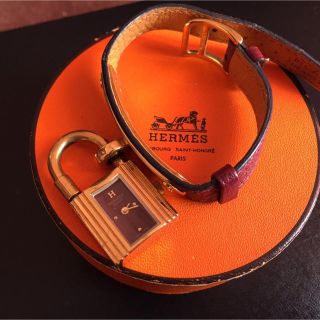 エルメス(Hermes)のHERMES エルメス ケリーウォッチ ◽︎A刻 ゴールド ワインレッド(腕時計)