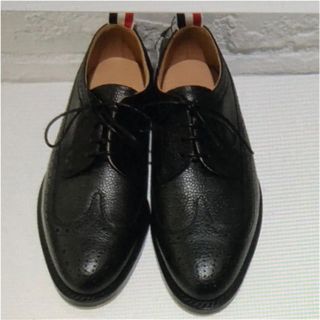 トムブラウン(THOM BROWNE)のTHOM BROWN 定番ぺプルグレインレザー ウィングチップシューズ(ローファー/革靴)