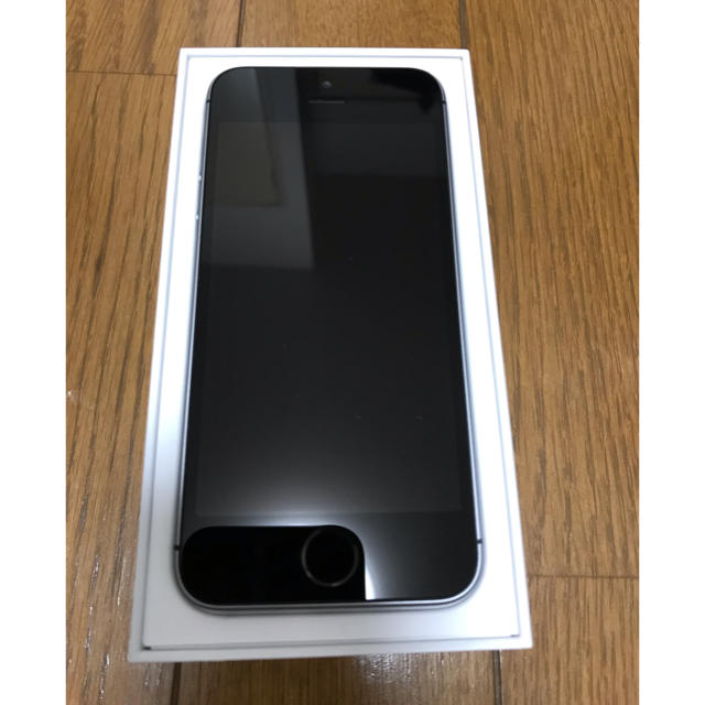 Apple(アップル)のiPhone SE space gray 32 GB SIM フリー スマホ/家電/カメラのスマートフォン/携帯電話(スマートフォン本体)の商品写真