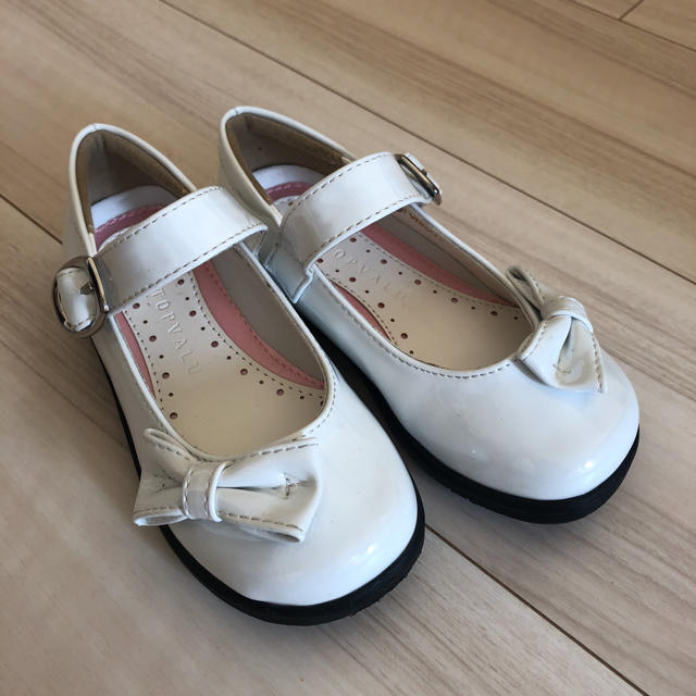 AEON(イオン)のTOP VALU 白エナメル靴 16センチ キッズ/ベビー/マタニティのキッズ靴/シューズ(15cm~)(フォーマルシューズ)の商品写真