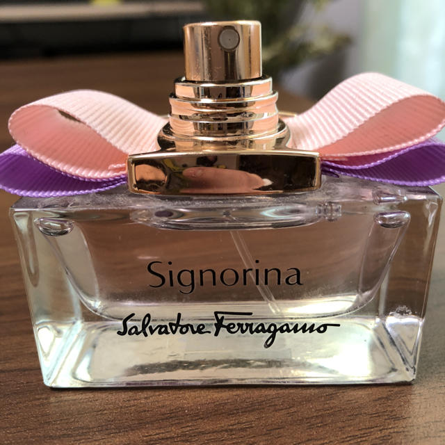 Salvatore Ferragamo(サルヴァトーレフェラガモ)のお値下げしました❣️サルヴァトーレフェラガモ   シニョリーナ オーデトワレ コスメ/美容の香水(香水(女性用))の商品写真