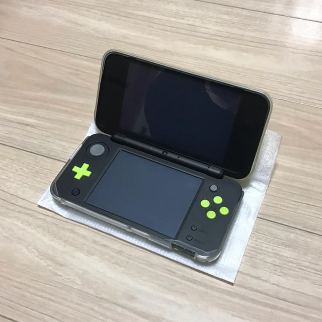 ニンテンドー2DS(ニンテンドー2DS)のNewニンテンドー2DS LL ブラック×ライム エンタメ/ホビーのゲームソフト/ゲーム機本体(携帯用ゲーム機本体)の商品写真