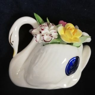 ロイヤルドルトン(Royal Doulton)の【royal doulton】ロイヤルドルトン　フローラルスワン　陶器(置物)