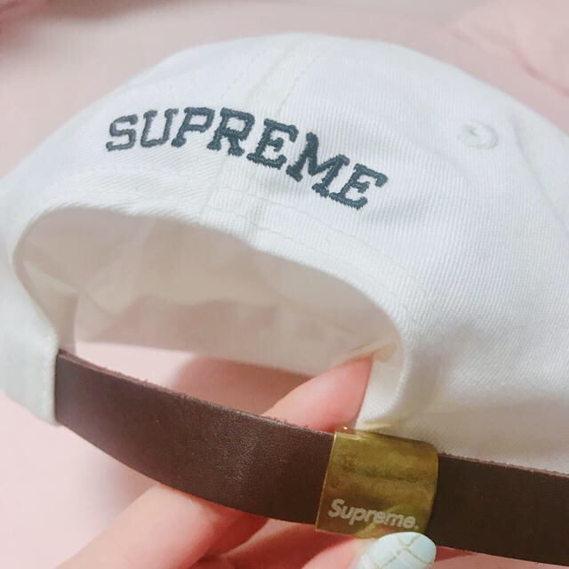 Supreme(シュプリーム)のVisor Label 6-Panel 白 supremb レディースの帽子(キャップ)の商品写真