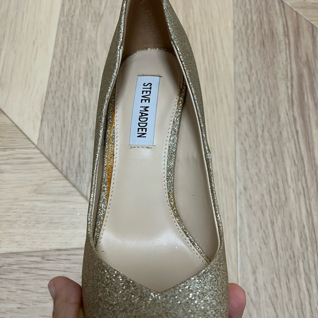 Steve Madden(スティーブマデン)のSteve Madden ゴールドパンプス レディースの靴/シューズ(ハイヒール/パンプス)の商品写真