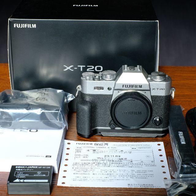 富士フイルム(フジフイルム)のFUJIFILM X-T20 ボディー　シルバー　MHG-XT10グリップ付 スマホ/家電/カメラのカメラ(ミラーレス一眼)の商品写真