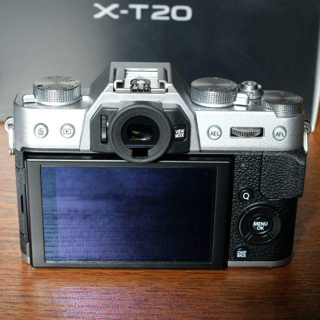 富士フイルム(フジフイルム)のFUJIFILM X-T20 ボディー　シルバー　MHG-XT10グリップ付 スマホ/家電/カメラのカメラ(ミラーレス一眼)の商品写真