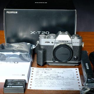 フジフイルム(富士フイルム)のFUJIFILM X-T20 ボディー　シルバー　MHG-XT10グリップ付(ミラーレス一眼)