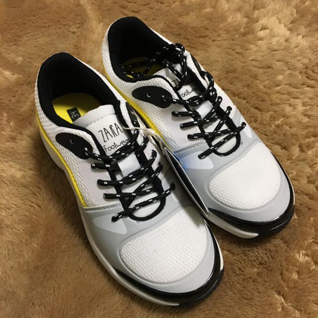 ZARA(ザラ)の専用新品 ZARA スニーカー 小学生 34 21.5cm ザラ キッズ/ベビー/マタニティのキッズ靴/シューズ(15cm~)(スニーカー)の商品写真