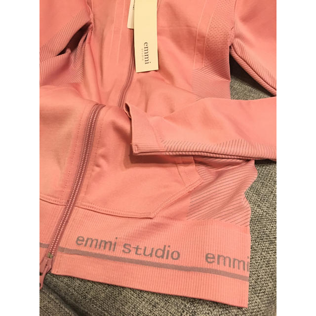 emmi atelier(エミアトリエ)の【新品】emmi studioヨガパーカー スポーツ/アウトドアのトレーニング/エクササイズ(ヨガ)の商品写真