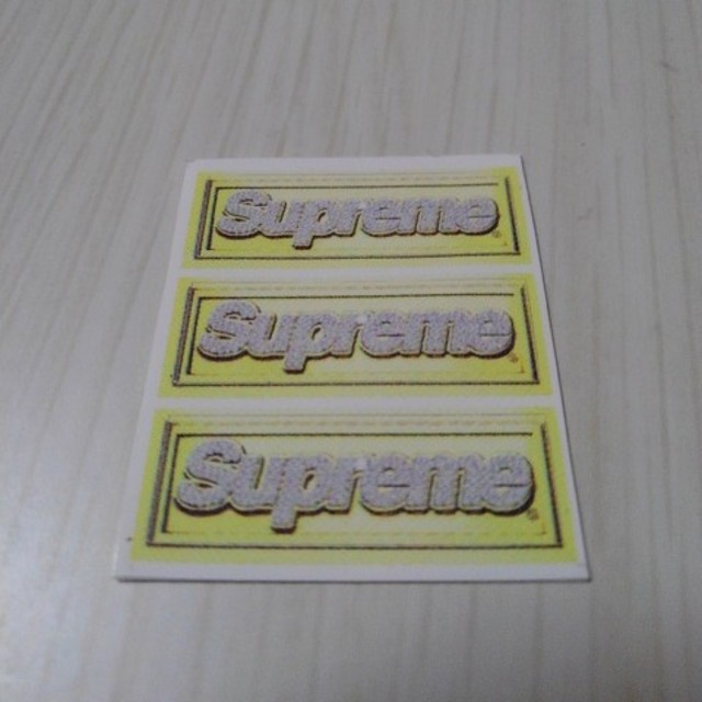 Supreme(シュプリーム)の1枚　シュプリーム　ミニ　ステッカー　シール　PC ノートパソコン　ドローン スマホ/家電/カメラのスマートフォン/携帯電話(その他)の商品写真