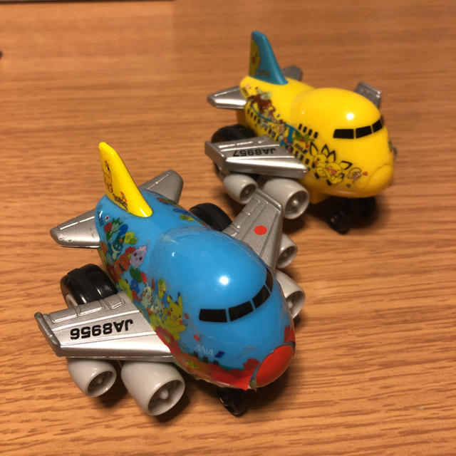 ANA(全日本空輸)(エーエヌエー(ゼンニッポンクウユ))のポケモンジェット 飛行機 おもちゃ 2個セット エンタメ/ホビーのおもちゃ/ぬいぐるみ(キャラクターグッズ)の商品写真
