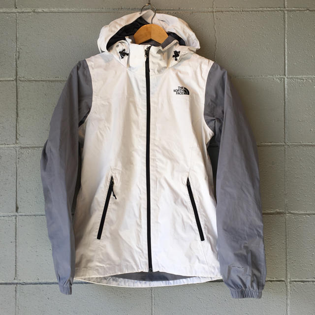 THE NORTH FACE(ザノースフェイス)のTHE NORTH FACE ノースフェイス マウンテンパーカー レディースのジャケット/アウター(ナイロンジャケット)の商品写真