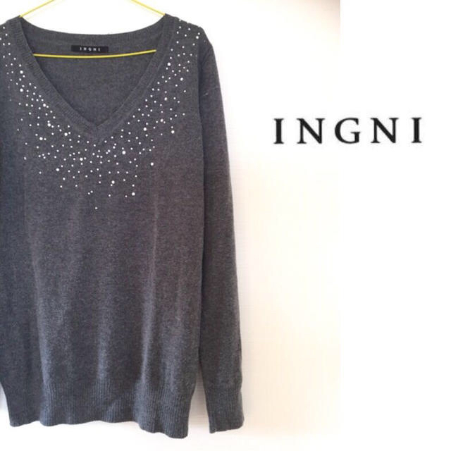 INGNI(イング)のラインストーンが大人っぽいVネックニット レディースのトップス(ニット/セーター)の商品写真