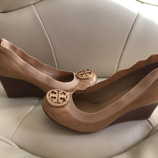 Tory Burch(トリーバーチ)のフラン様専用 トリーバーチ ウェッジソールパンプス 22.5センチ レディースの靴/シューズ(ハイヒール/パンプス)の商品写真