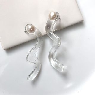 淡水パールのくねくね ピアス ／イヤリング(ピアス)