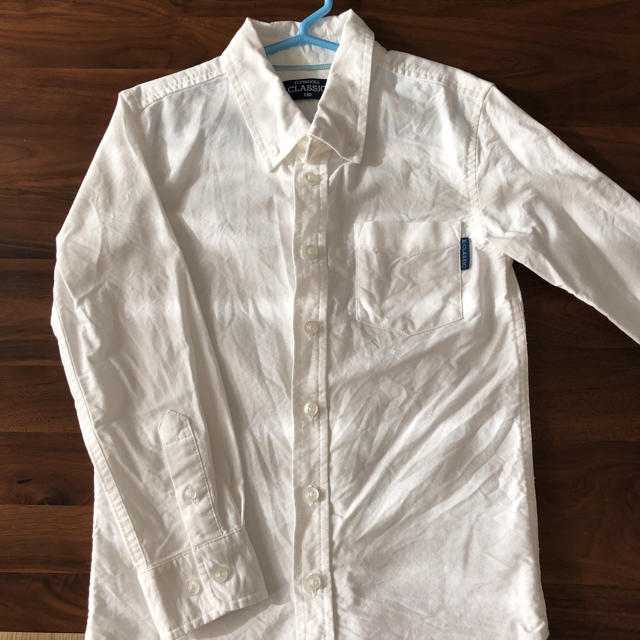 西松屋(ニシマツヤ)の白シャツ １３０センチ キッズ/ベビー/マタニティのキッズ服男の子用(90cm~)(ブラウス)の商品写真