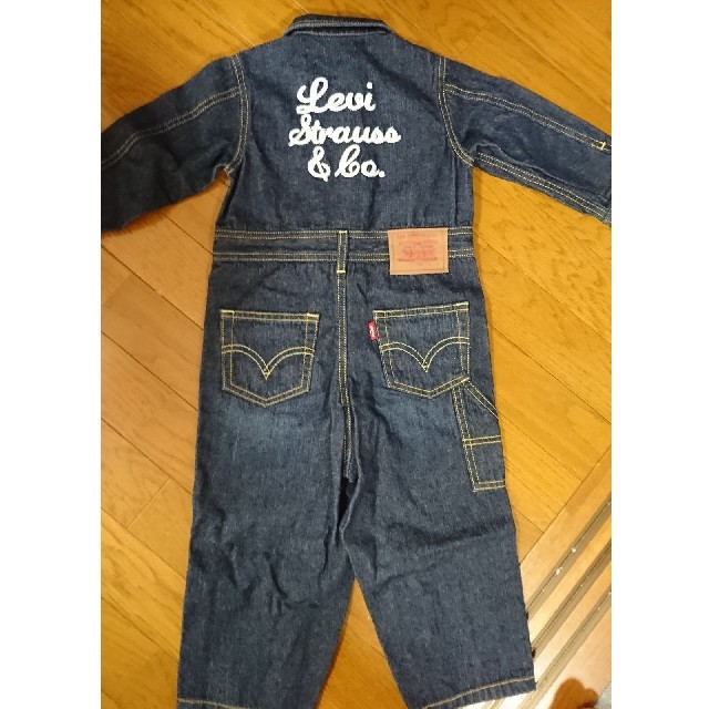 Levi's(リーバイス)の値下げ《未着用》リーバイス☆ベビーカバーオール90㎝☆デニムつなぎ キッズ/ベビー/マタニティのベビー服(~85cm)(カバーオール)の商品写真