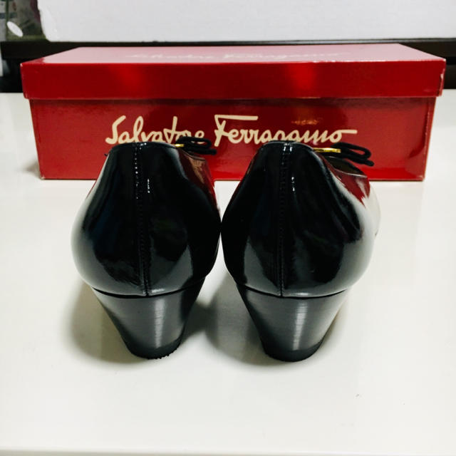 Ferragamo(フェラガモ)のフェラガモ  エナメルリボンパンプス レディースの靴/シューズ(ハイヒール/パンプス)の商品写真