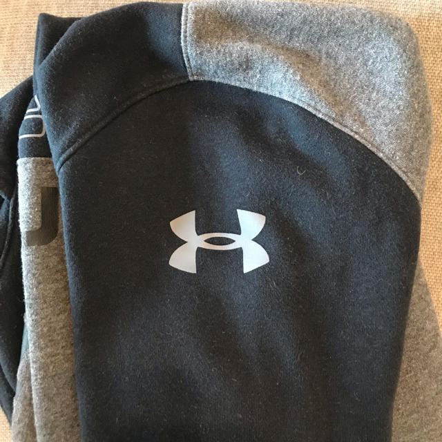 UNDER ARMOUR(アンダーアーマー)のアンダーアーマー パーカー YXL 150〜160サイズ相当 キッズ/ベビー/マタニティのキッズ服男の子用(90cm~)(ジャケット/上着)の商品写真