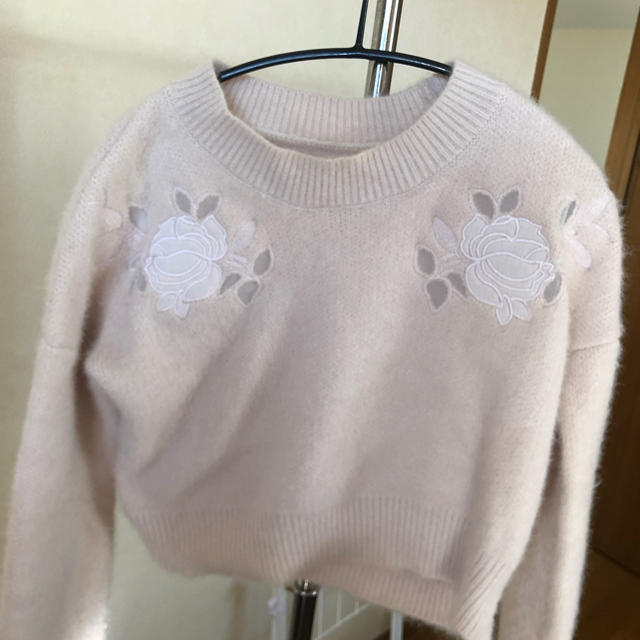 evelyn(エブリン)のevelyn バラ刺繍ニット レディースのトップス(ニット/セーター)の商品写真