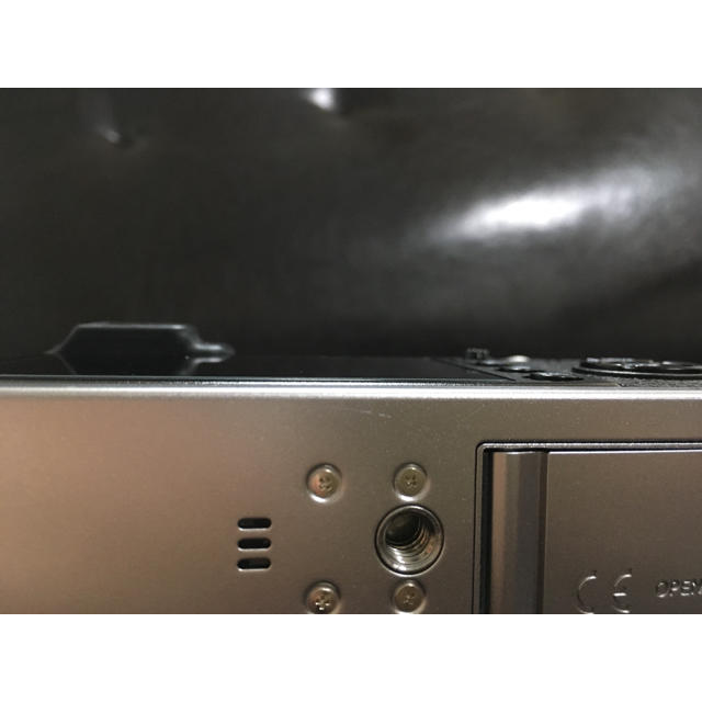 富士フイルム(フジフイルム)の富士フイルム X100F シルバー スマホ/家電/カメラのカメラ(コンパクトデジタルカメラ)の商品写真