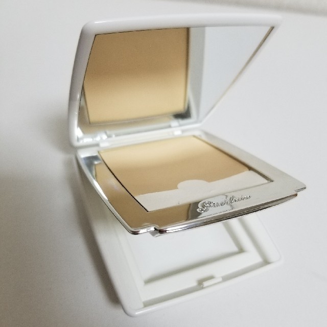 GUERLAIN(ゲラン)のゲラン ペルルブラン ライトブースターコンパクト 
N’02 コスメ/美容のベースメイク/化粧品(ファンデーション)の商品写真