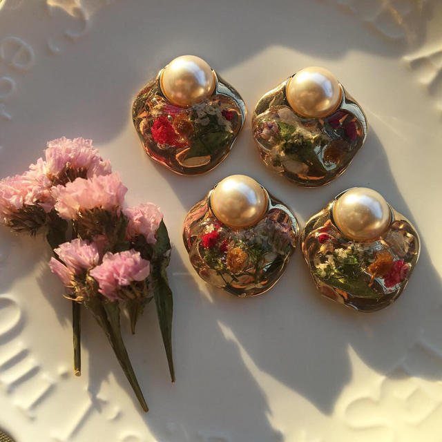 Flower button ハンドメイドのアクセサリー(ピアス)の商品写真