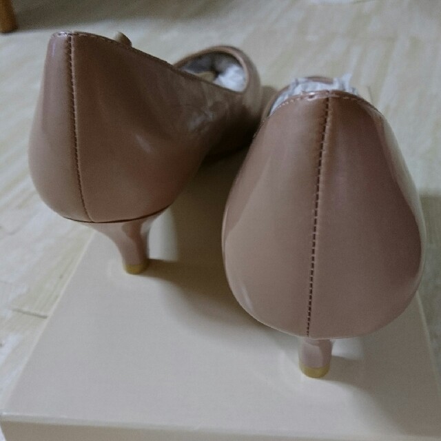 エナメル調ピンクベージュ パンプス 23.5センチ レディースの靴/シューズ(ハイヒール/パンプス)の商品写真