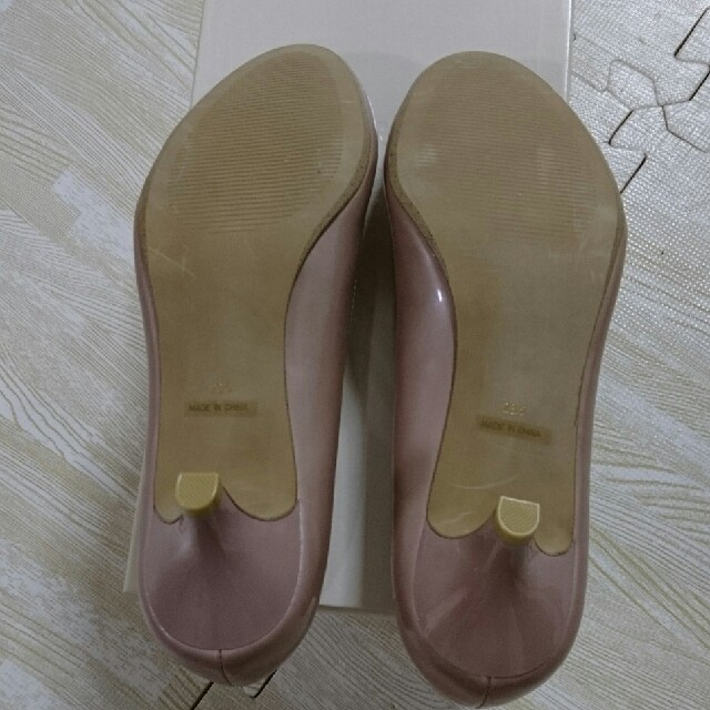 エナメル調ピンクベージュ パンプス 23.5センチ レディースの靴/シューズ(ハイヒール/パンプス)の商品写真