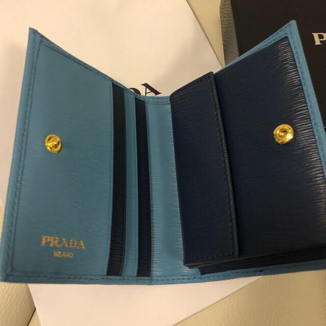 PRADA(プラダ)の【値下げ】PRADA プラダ 二つ折り財布 水色バイカラー レディースのファッション小物(財布)の商品写真