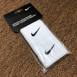 ナイキ(NIKE)の新品 NIKE ナイキ リストバンド swoosh スウッシュ(バングル/リストバンド)