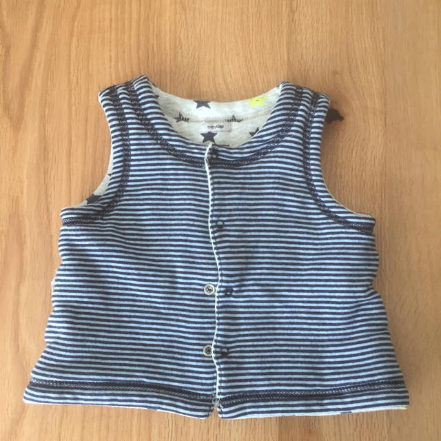 babyGAP(ベビーギャップ)のギャップ ベビー ベスト リバーシブル キッズ/ベビー/マタニティのベビー服(~85cm)(その他)の商品写真