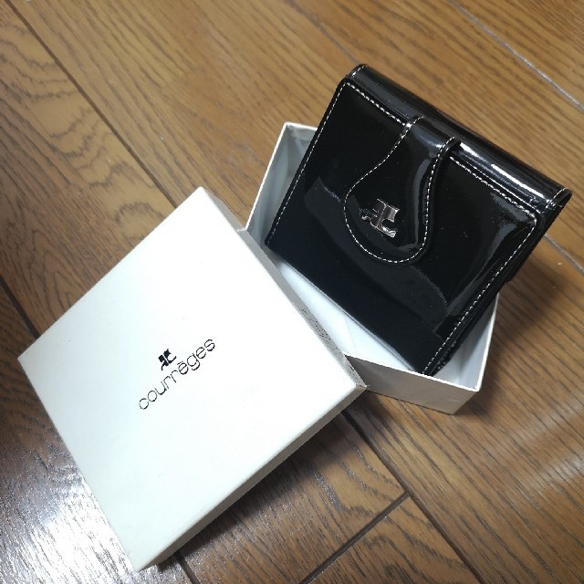 Courreges(クレージュ)のCourreges 黒エナメル財布 レディースのファッション小物(財布)の商品写真