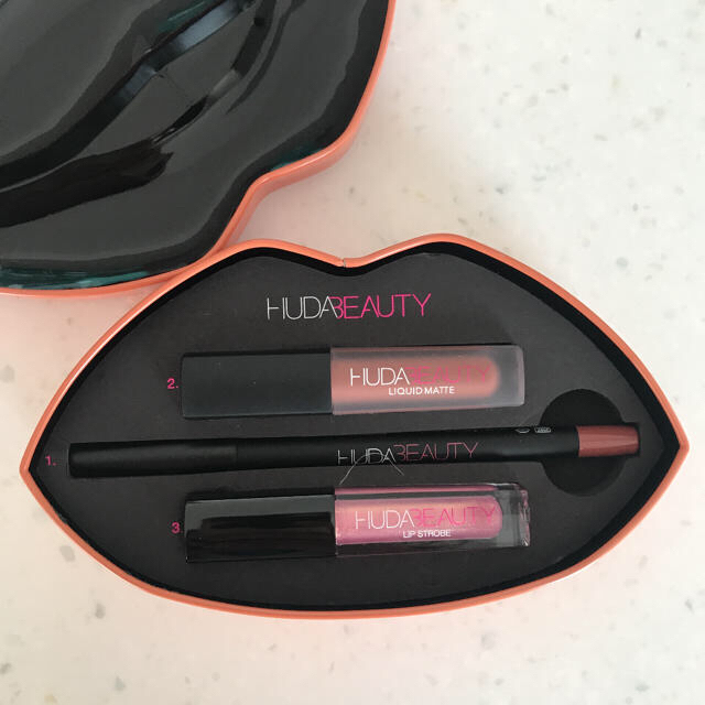 HUDA BEAUTY  限定 リップセット????