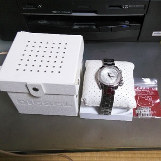 ディーゼル(DIESEL)の 廃盤 DIESEL DZ-5115 チェーンが付いてめっちゃ可愛い レディース(腕時計)