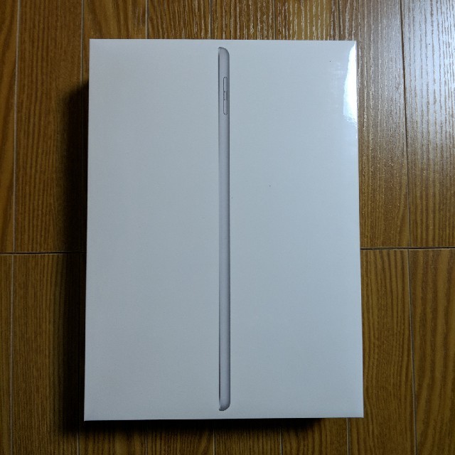 iPad(アイパッド)のiPad 9.7インチ 32GB 2018 第6世代 シルバー 新品 付属品付き スマホ/家電/カメラのPC/タブレット(タブレット)の商品写真