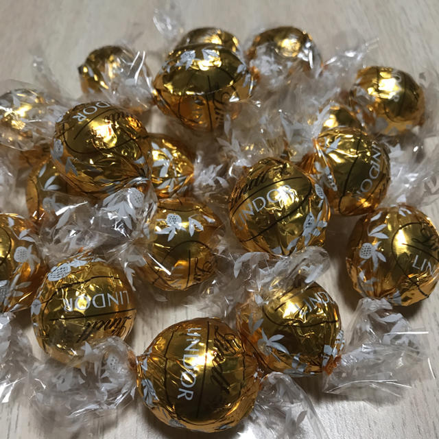 Lindt(リンツ)のリンツ   リンドール    ホワイトチョコレート  20粒  コストコ 食品/飲料/酒の食品(菓子/デザート)の商品写真